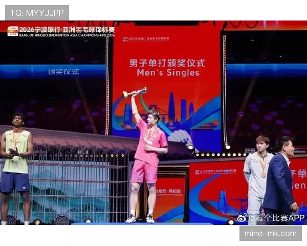 石宇奇穿得比谁都随意，场上那股子狠劲让人完全没法想象他今天刚起床